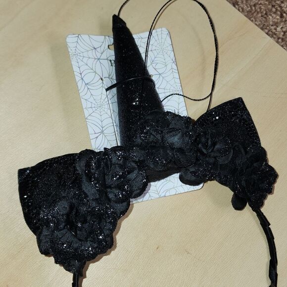 2 headbands, 2 Cat Ears, 1 has hair extensions, the Noir 1 has Unicorn point. - Picture 4 of 5